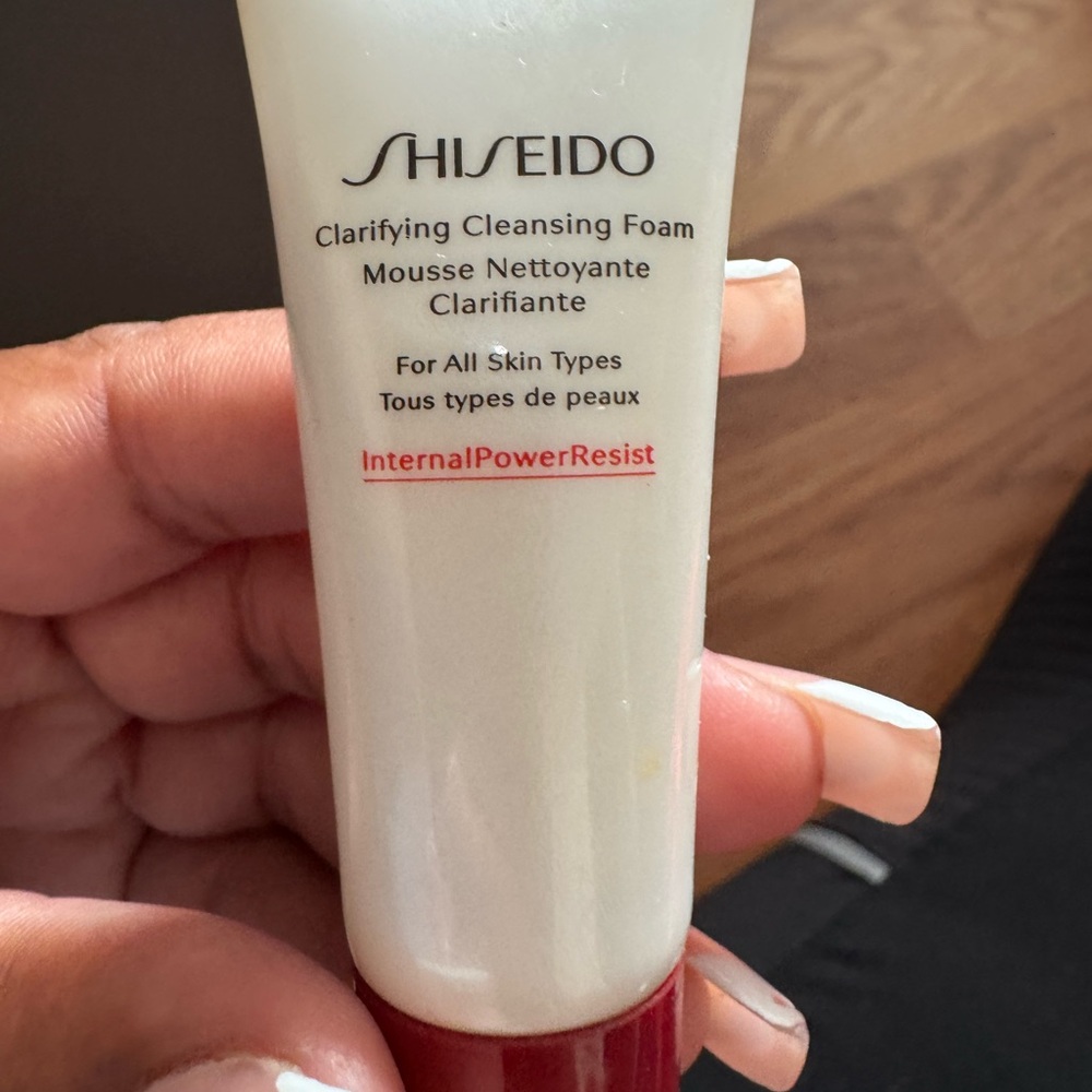 Shiseido Clarifying Cleansing Foam - White and Red Design